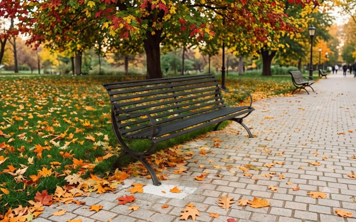 Panchina Aurelia lungo sentiero alberato parco