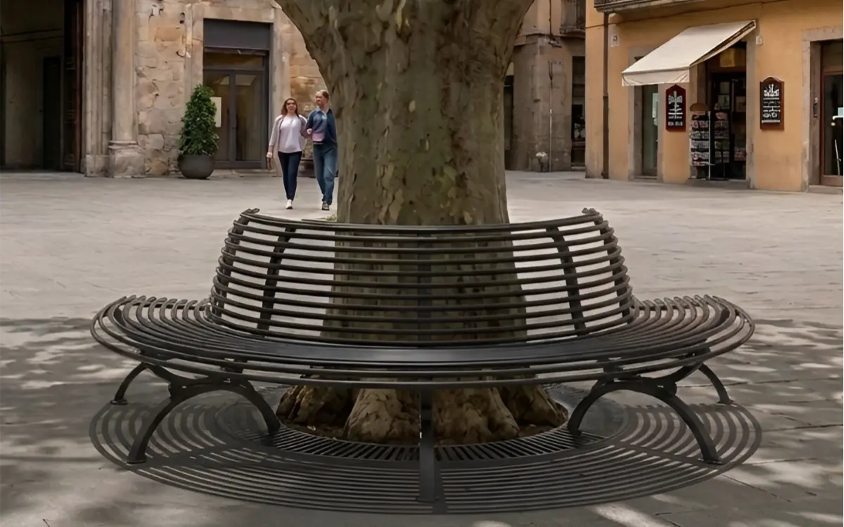Panchina curva convessa sotto albero in piazza cittadina